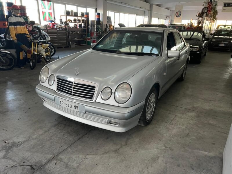 1996 MERCEDES E200 CLASSIC