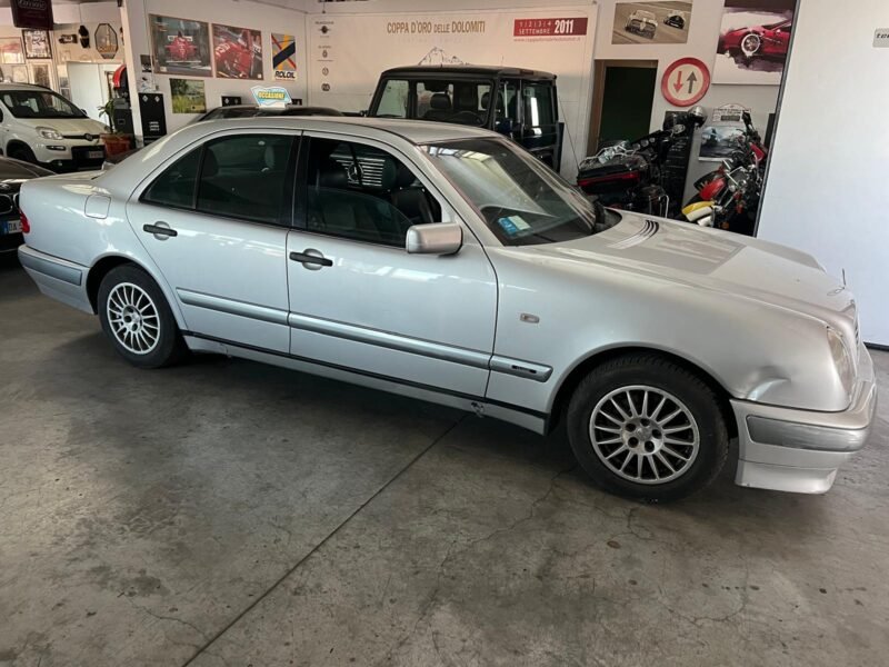 1996 MERCEDES E200 CLASSIC